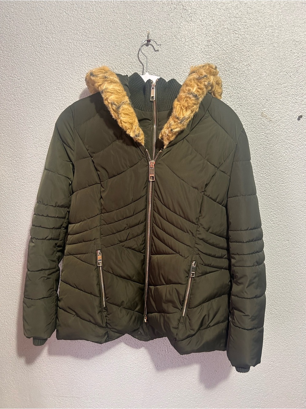 Guess women’s green faux fur puffer  hooded coat size large - Picture 4 of 13